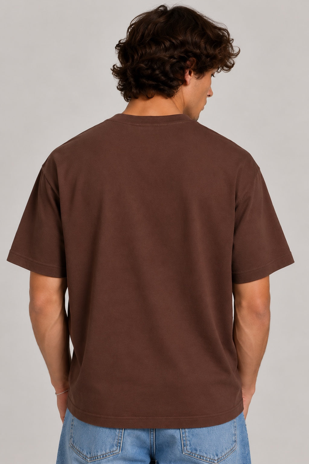 Le t-shirt Gros Grain Jacquemus dark brown porté - dos