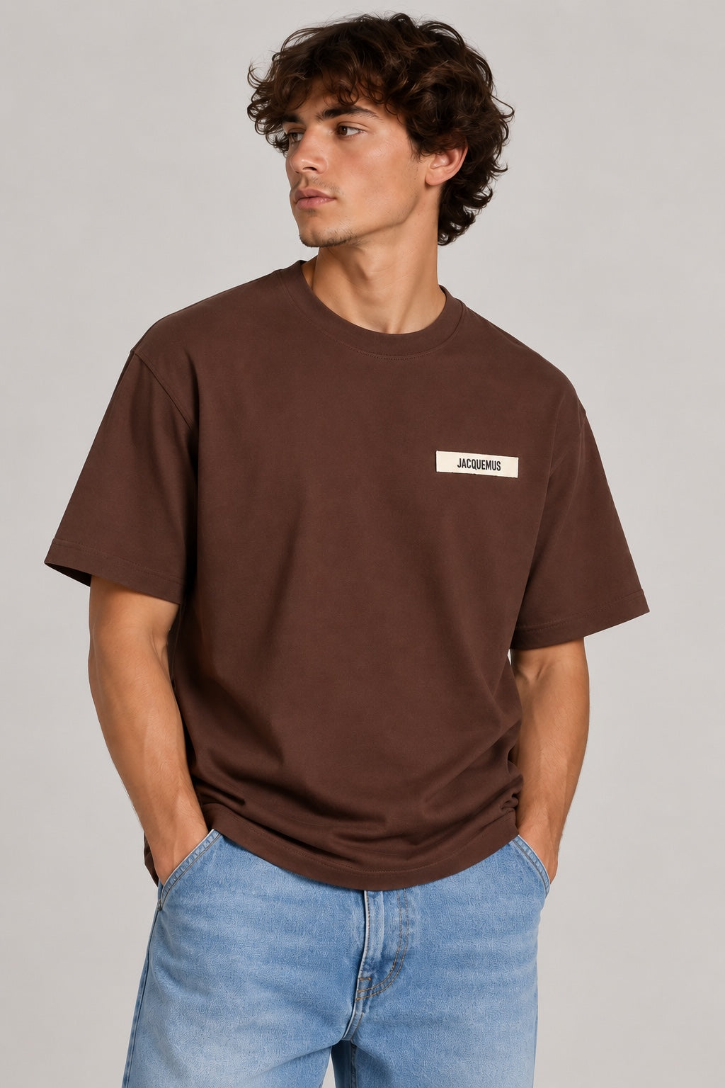 Le t-shirt Gros Grain Jacquemus dark brown porté - face