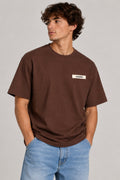 Le t-shirt Gros Grain Jacquemus dark brown porté - face