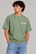 Le t-shirt Gros Grain Jacquemus kaki porté