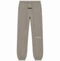 Jogging Essentials taupe sur fond blanc